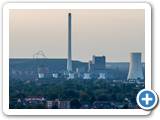 Neben vielen künstlichen Aussichtspunkten, die idR aus Abraumhalden entstanden sind, gibt es im Ruhrgebiet hin und wieder auch natürliche Hügel wie den Tippelsberg im Norden Bochums. Blickt man von dort weiter nach Norden, erheben sich die riesige Abraumhalde Hohewardt mit dem charakteristischen Doppelbogen sowie die CO2-Schleuder Kraftwerk Herne-Baukau